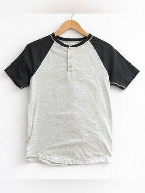 American Eagle Raglan Henley Tee Men’s Small Gray Black Baseball Shirt